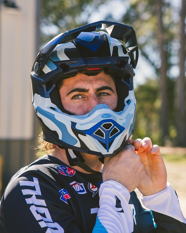 BELL MOTO-10 SPHERICAL FERRANDIS MECHANT DARK BLUE/LIGHT BLUE HELMET