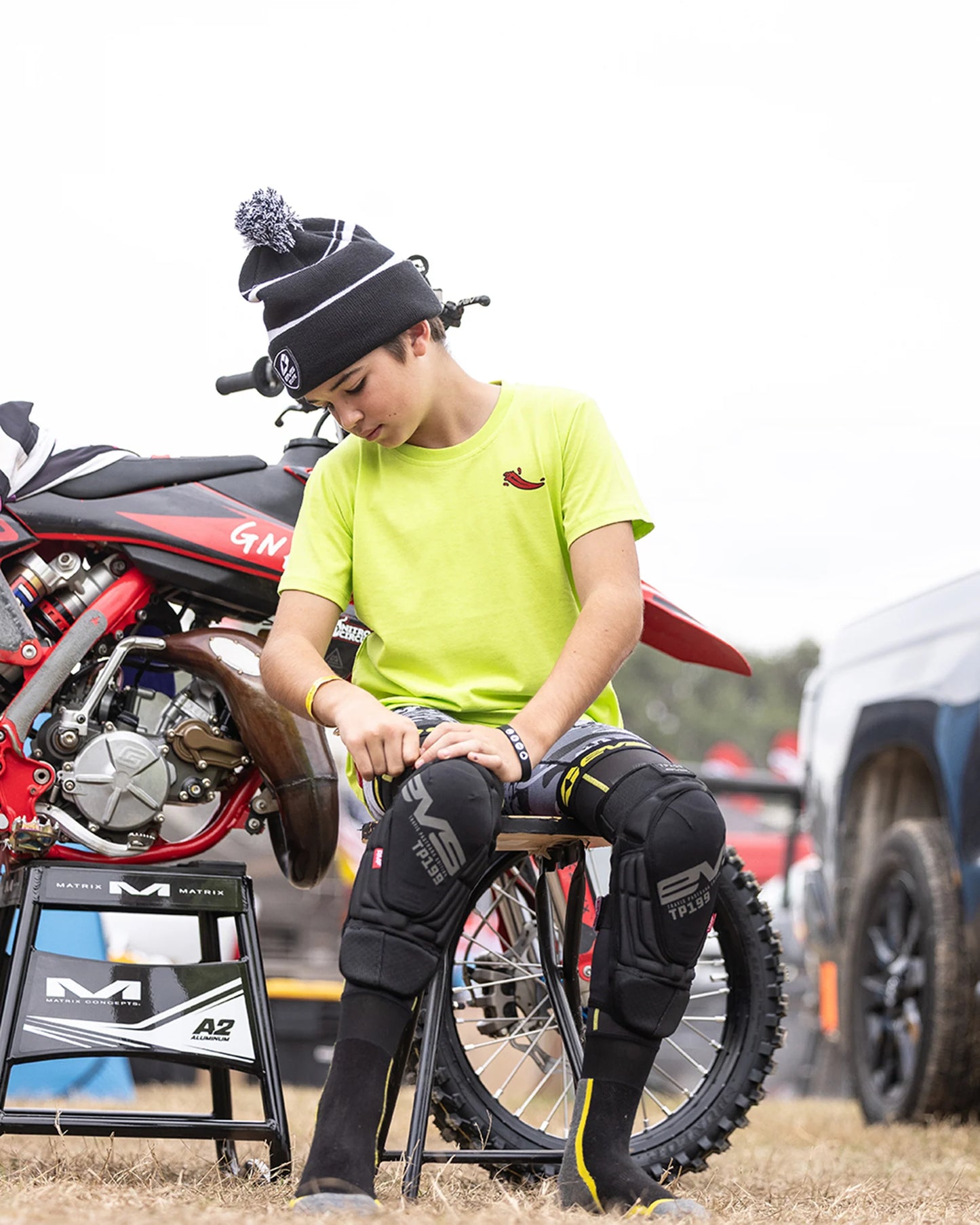 EVS TP199 YOUTH KNEE PADS BLACKOUT