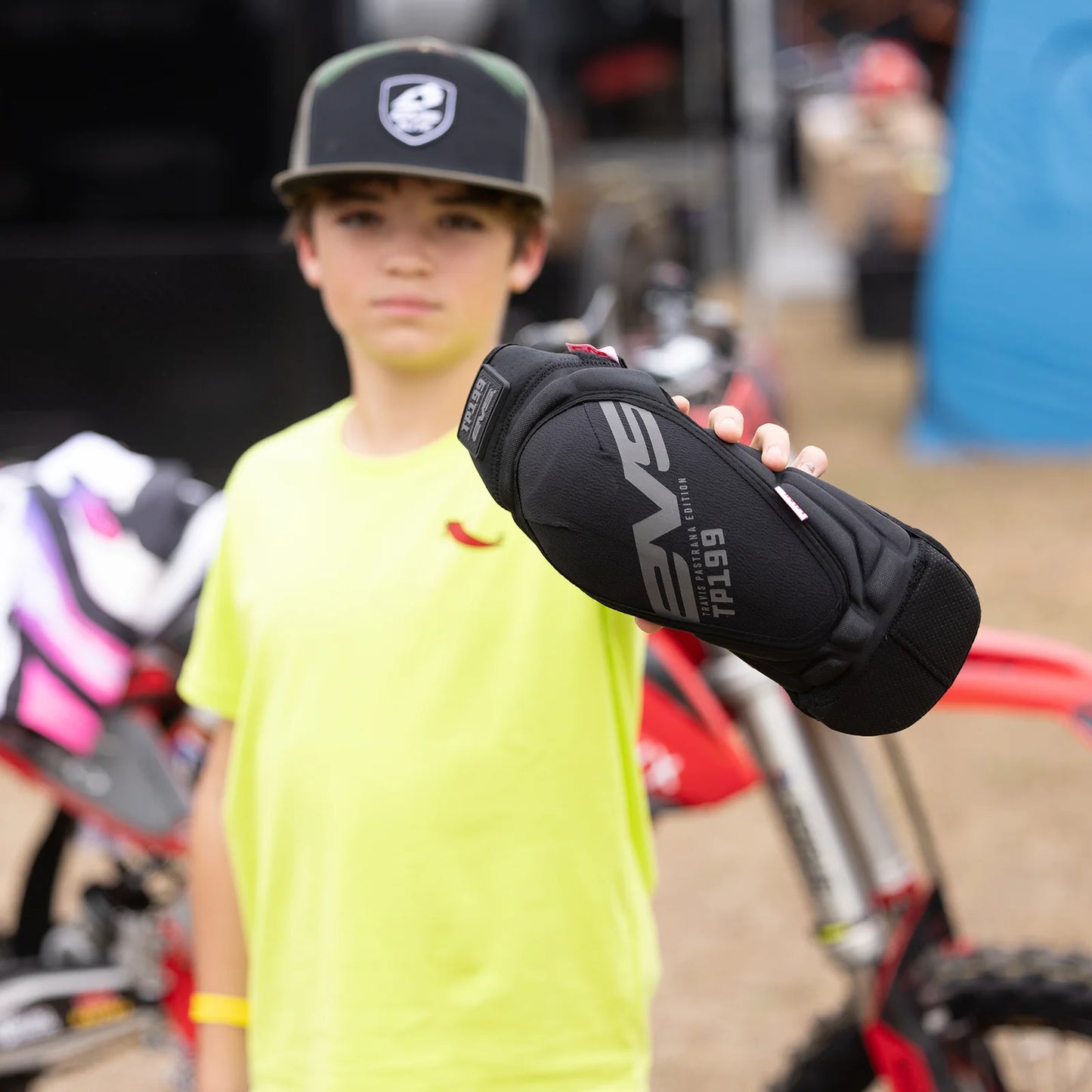 EVS TP199 YOUTH KNEE PADS BLACKOUT