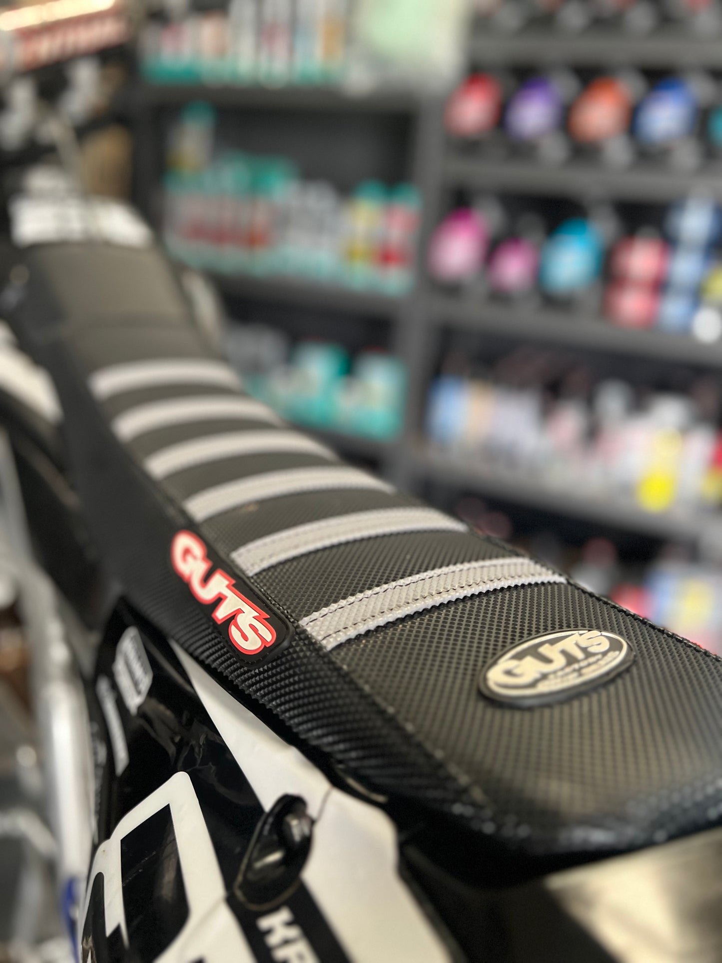 GUTS RIBBED SEAT COVER YAMAHA YZ250F/WR450F/YZ450FX 19-23 YZ450F 18-22 YZ250FX/WR250F 20-24 GREY/BLACK/BLACK