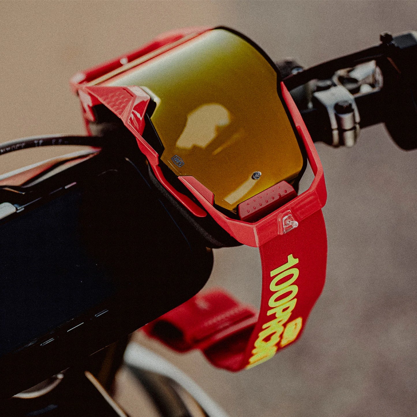 100% DUAL ARMEGA RACER PRO PACK BLACK/RED TRUE GOLD MIRROR GOGGLES