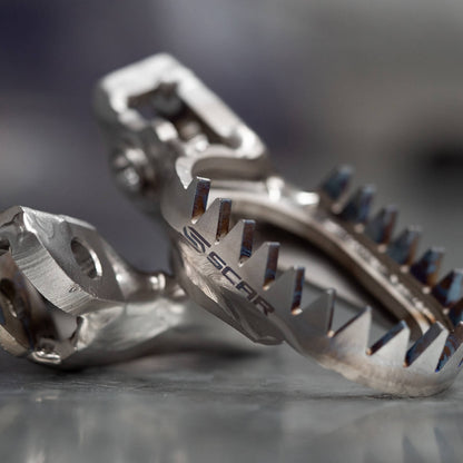 SCAR TITANIUM ANTI-MUD FOOTPEGS HONDA CRF250R/CRF450R 02-25 CR125R/CR250R 02-07