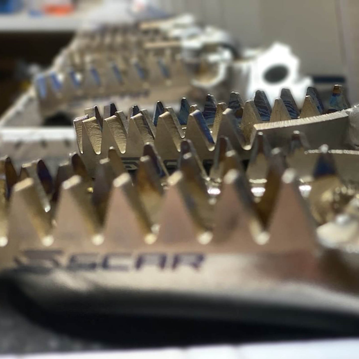 SCAR TITANIUM GRIPPER FOOTPEGS HONDA CRF250R/CRF450R 02-25 CR125R/CR250R 02-07