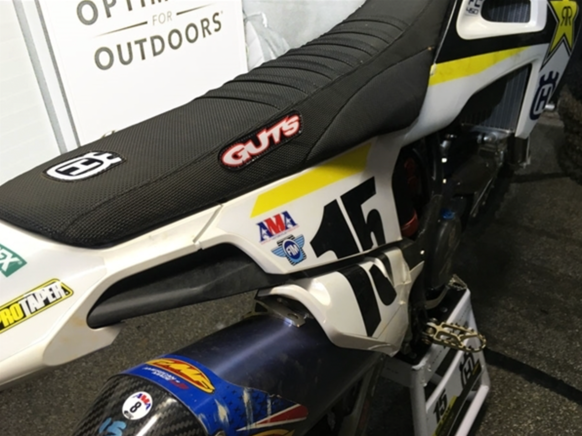 GUTS RJ WING RIBBED SEAT COVER HUSQVARNA FC/FX/TC/TX 23-25 FE/TE 24-25 BLACK/BLACK/BLACK