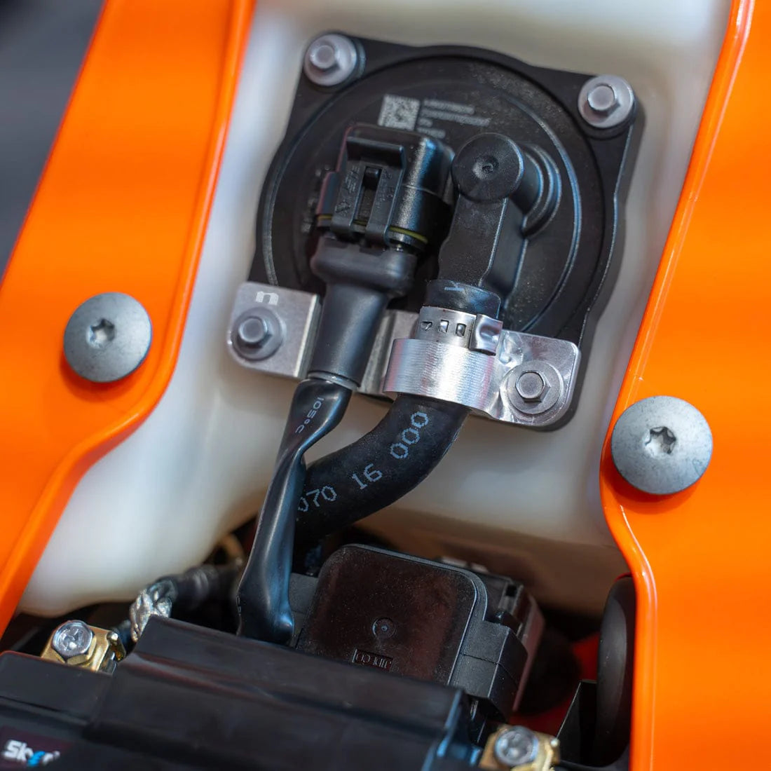 NIHILO CONCEPTS FUEL PUMP SAVER KTM SX/SX-F/XC/XC-F 23-26 EXC/EXC-F 24-26 / HUSQVARNA FC/FX/TC/TX 23-25 FE/TE 24-26 /  GASGAS EC/EX/MC 24-26